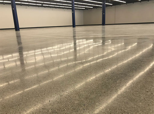 密封固化剂地坪施工时选择干磨还是水磨
